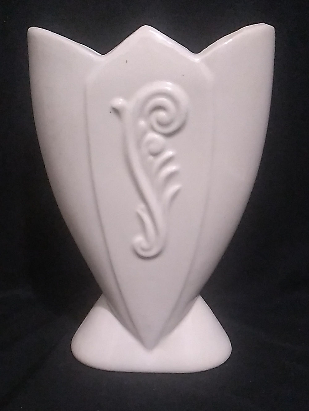 Fredericksburg Pottery Mantel Tulip Scroll Motif Vase (B8)